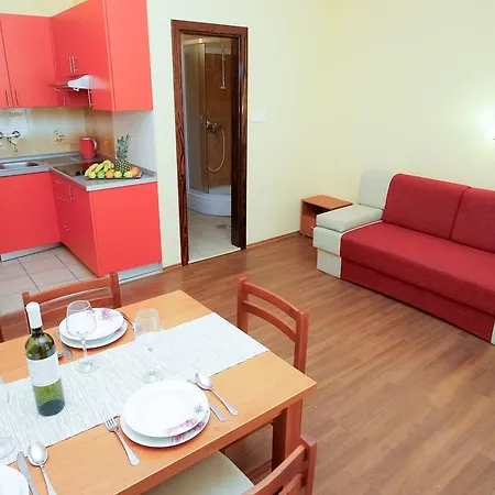 Zuta Kuca Apartment Pakostane