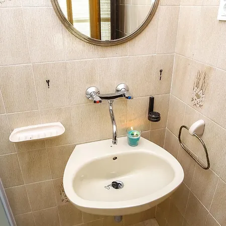 Zuta Kuca Apartment Pakostane