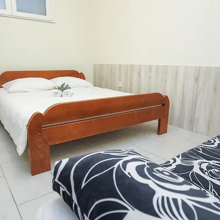 Zuta Kuca Apartment Pakostane
