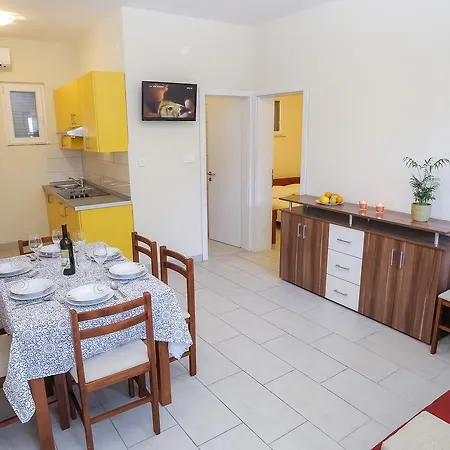 Zuta Kuca Apartment Pakostane