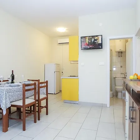Zuta Kuca Apartment Pakostane